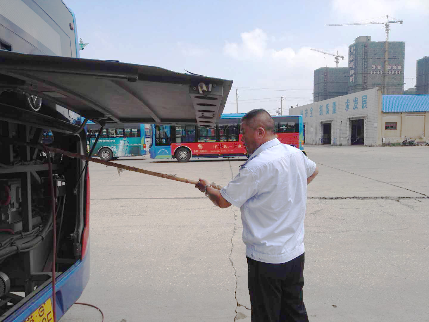 公交集團(tuán)海通公交公司駕駛員不畏酷暑?yuàn)^戰(zhàn)崗位一線